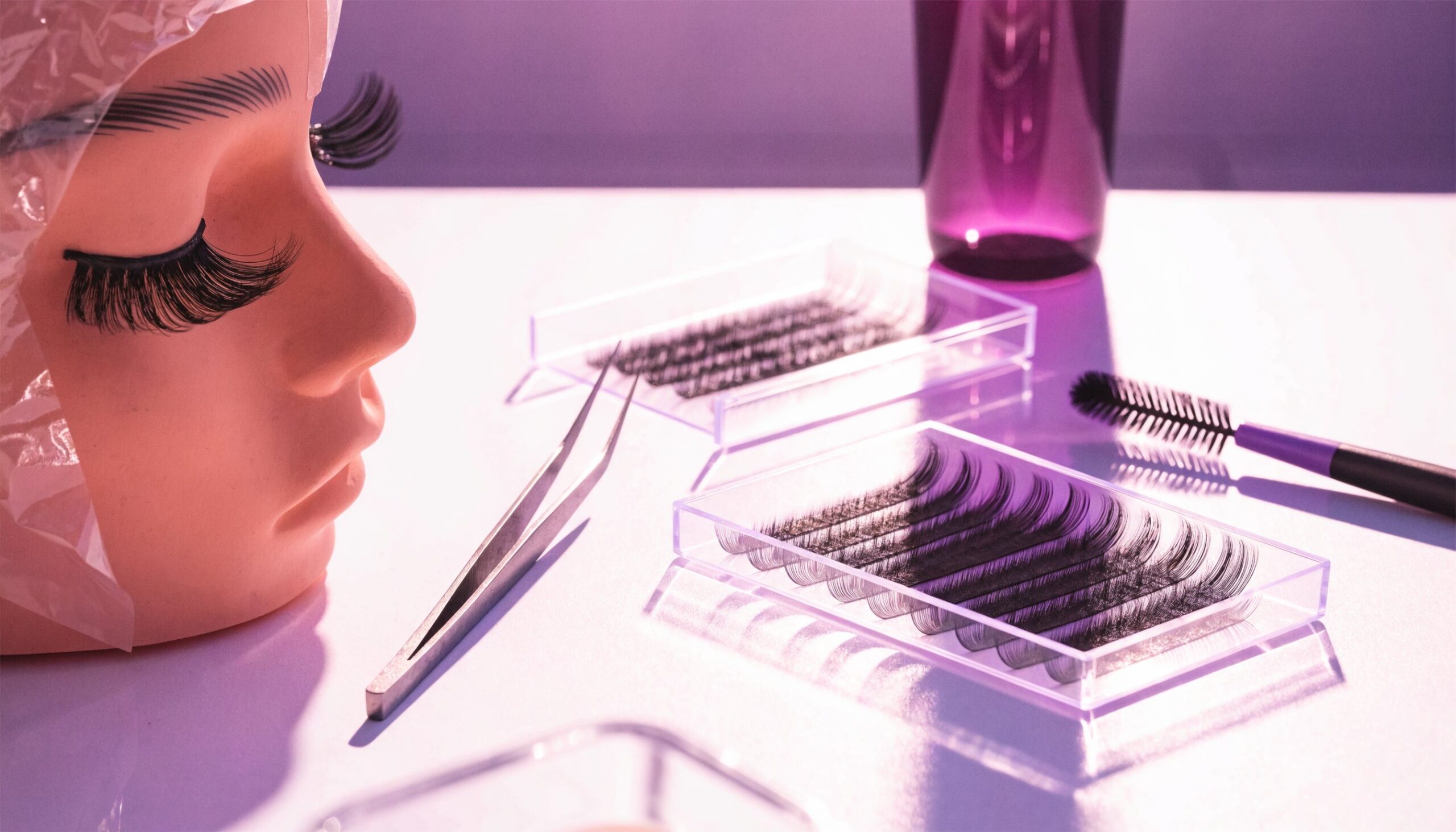 Lash-Academy-Trainingsplatz mit Übungskopf, Pinzette und Wimpern-Trays – Wimpernstylistin werden