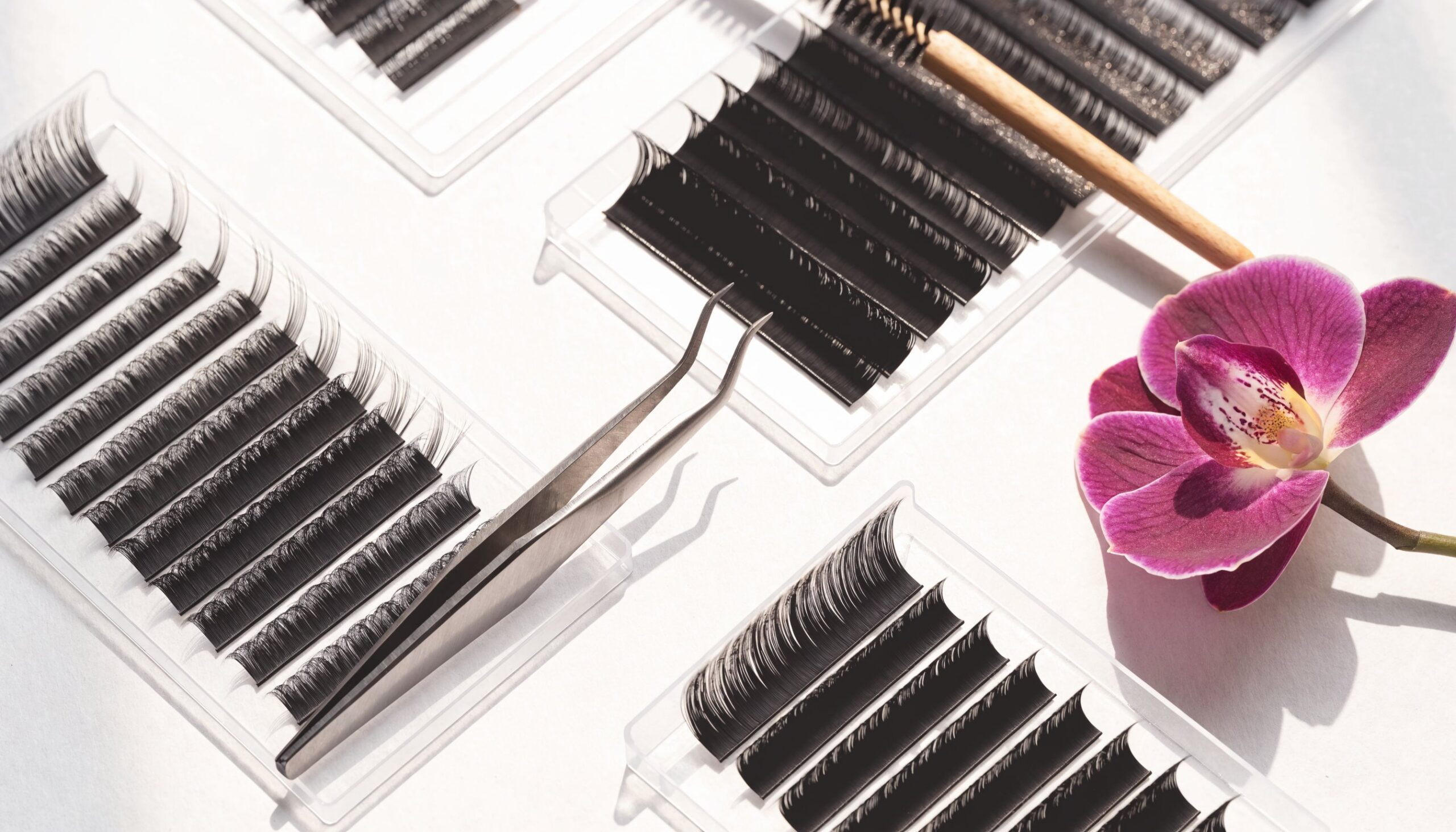 Wimpernextensions-Trays mit verschiedenen Faser-Materialien und Pinzette
