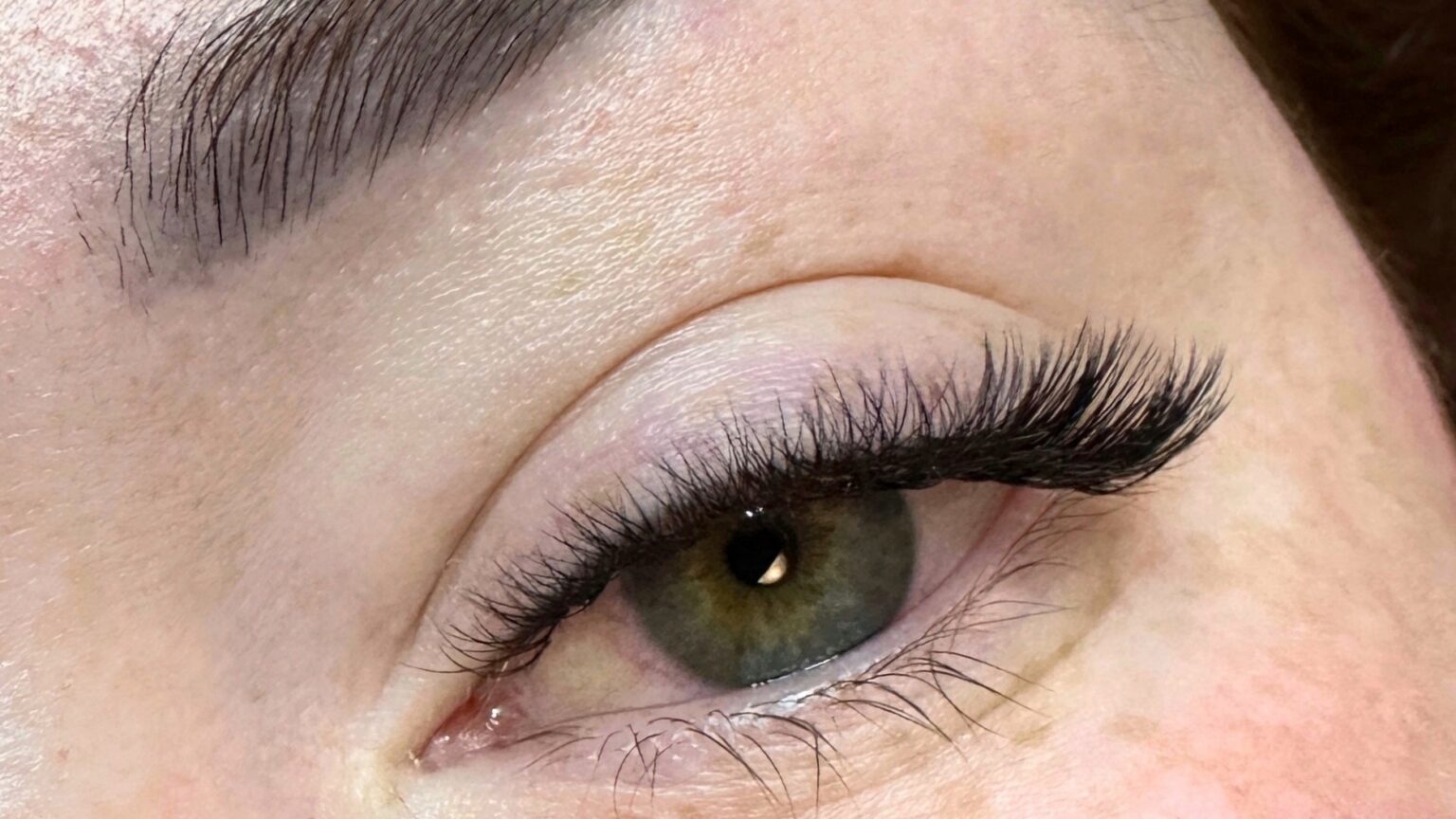 Wimpernextensions Wien: Nahaufnahme eines Auges mit 2D-Wimpernverlängerung aus dem Studio der Elena Keplinger Beauty Academy